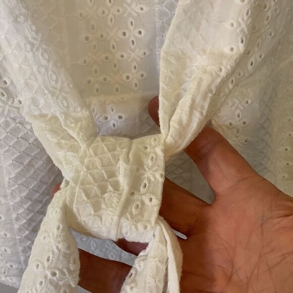 Liz Claiborne size Petite Medium white eyelet/crochet sleeveless top with tie - Picture 3 of 8